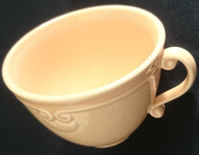 Lade das Bild in den Galerie-Viewer, 2er Set 2er KAFFEEGEDECKE &quot;Genevieve Lethu&quot; - Keramik / Steingut, Rosa Gesprenkeltes Punkte Rand Linien Abstrakt Motiv Dekor
