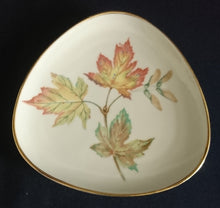 Lade das Bild in den Galerie-Viewer, 2er Set ABLAGETELLERCHEN &quot;Diadem&quot; - Porzellan, Goldrand Blatt Blätter Herbstlaub Motiv Dekor
