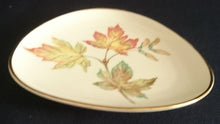 Lade das Bild in den Galerie-Viewer, ABLAGETELLERCHEN &quot;Diadem&quot; - Porzellan, Goldrand Blatt Blätter Herbstlaub Motiv Dekor (BC)

