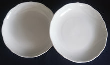 Lade das Bild in den Galerie-Viewer, 2er Set SUPPENTASSEN UNTERTELLER - Porzellan, Einfärbiges Gastronomisches Relief Motiv Dekor
