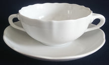 Lade das Bild in den Galerie-Viewer, 2er Set SUPPENTASSEN UNTERTELLER - Porzellan, Einfärbiges Gastronomisches Relief Motiv Dekor
