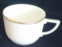 Lade das Bild in den Galerie-Viewer, 12 Teiliges KAFFEESERVICE - Porzellan, Goldrand Klassisch Linien Motiv Dekor
