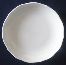 Lade das Bild in den Galerie-Viewer, 2er Set SUPPENTASSEN UNTERTELLER - Porzellan, Einfärbiges Gastronomisches Relief Motiv Dekor
