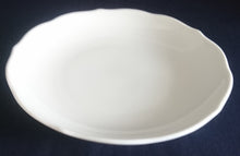 Lade das Bild in den Galerie-Viewer, 2er Set SUPPENTASSEN UNTERTELLER - Porzellan, Einfärbiges Gastronomisches Relief Motiv Dekor
