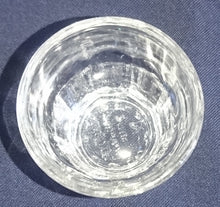 Lade das Bild in den Galerie-Viewer, SHOT~ SCHNAPS~ GETRÄNKEGLAS - Hartglas, Säulenartiges Relief Motiv Dekor
