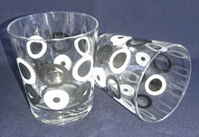 Lade das Bild in den Galerie-Viewer, 2er Set WHISKEY~ WHISKY~ GETRÄNKEGLÄSER - Hartglas, Kreise Ringe Motiv Dekor
