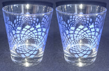 Lade das Bild in den Galerie-Viewer, 2er Set WHISKEY~ WHISKY~ GETRÄNKEGLÄSER - Hartglas, Blaue Spirale Wirbel Quadrat Viereck Karo Motiv Dekor
