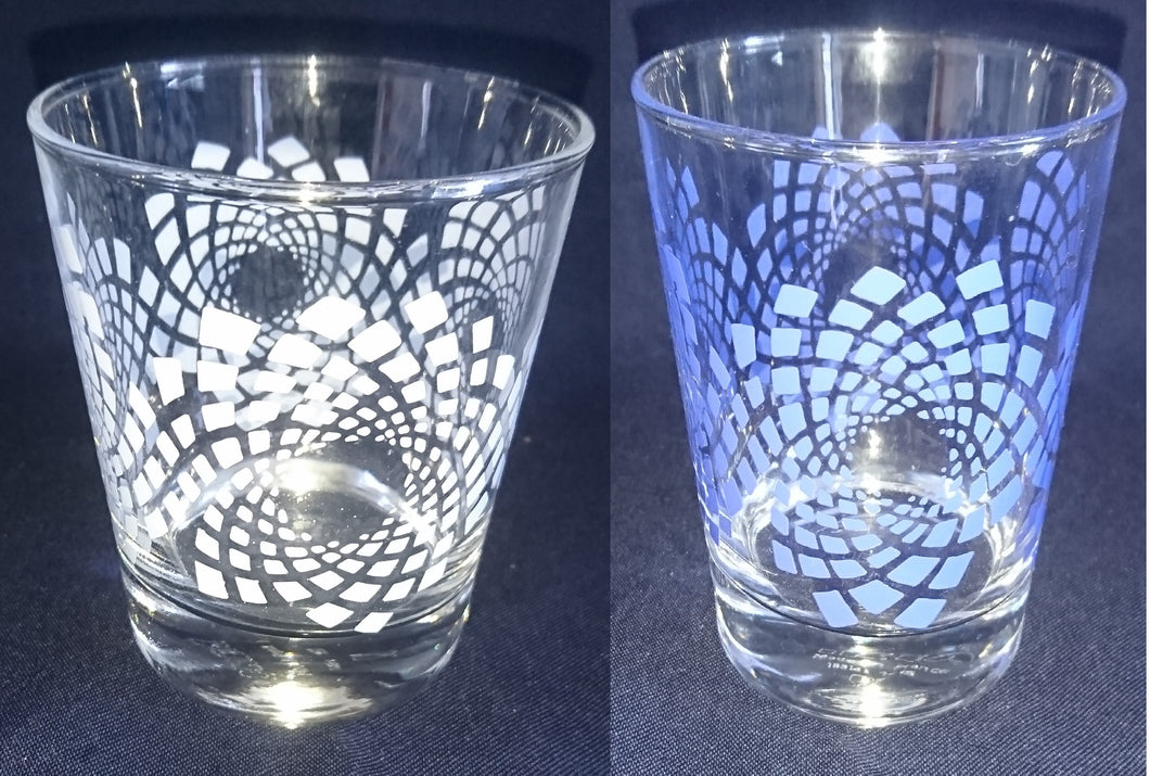 2er Set WHISKEY~ WHISKY~ GETRÄNKEGLÄSER - Hartglas, Blaue & Weiße Spirale Wirbel Quadrat Viereck Karo Motiv Dekor