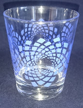 Lade das Bild in den Galerie-Viewer, 2er Set WHISKEY~ WHISKY~ GETRÄNKEGLÄSER - Hartglas, Blaue &amp; Weiße Spirale Wirbel Quadrat Viereck Karo Motiv Dekor
