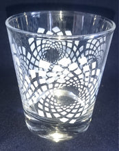 Lade das Bild in den Galerie-Viewer, 2er Set WHISKEY~ WHISKY~ GETRÄNKEGLÄSER - Hartglas, Blaue &amp; Weiße Spirale Wirbel Quadrat Viereck Karo Motiv Dekor
