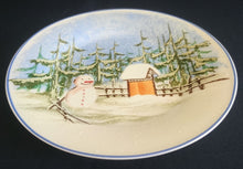 Lade das Bild in den Galerie-Viewer, DESSERTTELLER &quot;Gallery&quot; - Porzellan, Wald Baum Bäume Schneemann Zaun Holz Haus Futterkrippe Motiv Dekor (BC)
