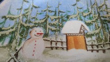 Lade das Bild in den Galerie-Viewer, DESSERTTELLER &quot;Gallery&quot; - Porzellan, Wald Baum Bäume Schneemann Zaun Holz Haus Futterkrippe Motiv Dekor (BC)
