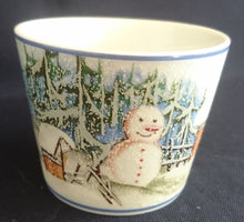 Lade das Bild in den Galerie-Viewer, 2er Set KAFFEETASSEN &quot;Gallery&quot; - Porzellan, Wald Baum Bäume Schneemann Zaun Holz Haus Futterkrippe Motiv Dekor (BC)
