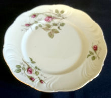 Lade das Bild in den Galerie-Viewer, 2er Set DESSERTTELLER &quot;Rose Mousse&quot; - Porzellan, Flora Rosenblumen Bouquet Pflanzen Relief Goldrand Motiv Dekor

