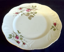 Lade das Bild in den Galerie-Viewer, 2er Set DESSERTTELLER &quot;Rose Mousse&quot; - Porzellan, Flora Rosenblumen Bouquet Pflanzen Relief Goldrand Motiv Dekor
