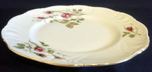 Lade das Bild in den Galerie-Viewer, 2er Set DESSERTTELLER &quot;Rose Mousse&quot; - Porzellan, Flora Rosenblumen Bouquet Pflanzen Relief Goldrand Motiv Dekor
