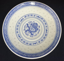 Lade das Bild in den Galerie-Viewer, 2er Set SUPPENTASSEN UNTERTELLER - Porzellan, Chinesisches Abstraktes Rand Linien Drachen Punkte Relief Motiv Dekor
