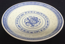 Lade das Bild in den Galerie-Viewer, 2er Set SUPPENTASSEN UNTERTELLER - Porzellan, Chinesisches Abstraktes Rand Linien Drachen Punkte Relief Motiv Dekor
