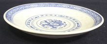 Lade das Bild in den Galerie-Viewer, 2er Set SUPPENTASSEN UNTERTELLER - Porzellan, Chinesisches Abstraktes Rand Linien Drachen Punkte Relief Motiv Dekor
