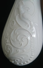 Lade das Bild in den Galerie-Viewer, BLUMENVASE - Porzellan, Abstrakt Flora Pflanzen Ranken Relief Motiv Dekor
