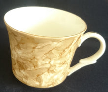 Lade das Bild in den Galerie-Viewer, KAFFEETASSE - Porzellan, Goldrand Perlmut Abstrakt Batik Motiv Dekor
