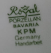 Lade das Bild in den Galerie-Viewer, BLUMENVASE - Porzellan, Säulen Bogen Linien Relief Motiv Dekor, Handarbeit
