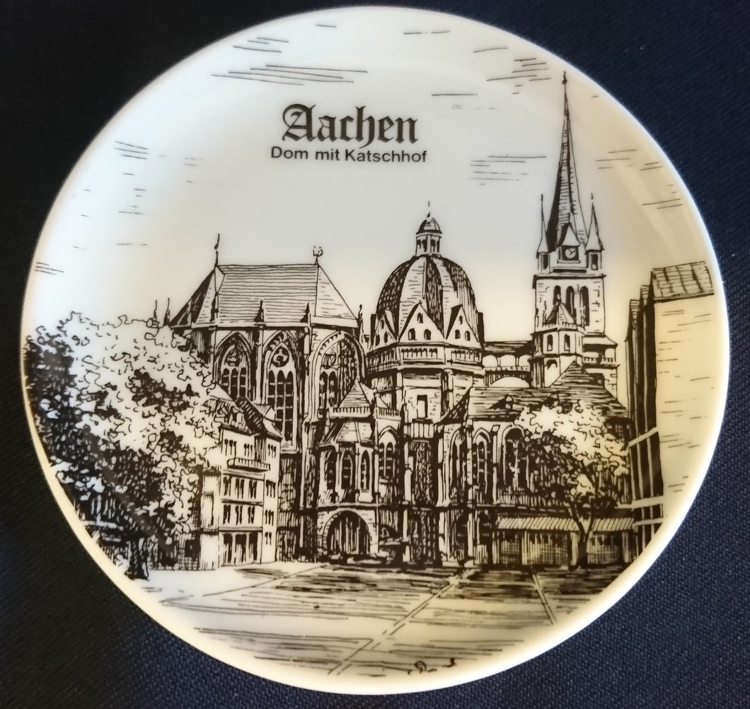 SAMMELTELLERCHEN UNTERSETZER - Porzellan, Stadt Aachen Dom mit Katschhof Gebäude Kirche Burg Aufschrift Motiv Dekor (BC)