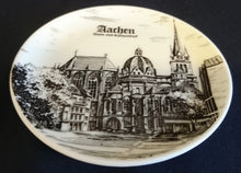 Lade das Bild in den Galerie-Viewer, SAMMELTELLERCHEN UNTERSETZER - Porzellan, Stadt Aachen Dom mit Katschhof Gebäude Kirche Burg Aufschrift Motiv Dekor (BC)

