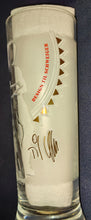 Lade das Bild in den Galerie-Viewer, 3er Komplett Set BIER~ GETRÄNKE~ SAMMELGLÄSER &quot;König von Deutschland Edition II&quot; &quot;Nr. 1, 2 &amp; 3 von 3&quot; - Hartglas, Mattiertes Tennisspieler Person Mann Bier Unterschriften Firma Aufschrift Symbol Motiv Dekor, Til Schweiger &amp; Boris Becker Designer
