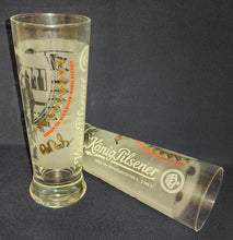 Lade das Bild in den Galerie-Viewer, 3er Komplett Set BIER~ GETRÄNKE~ SAMMELGLÄSER &quot;König von Deutschland Edition II&quot; &quot;Nr. 1, 2 &amp; 3 von 3&quot; - Hartglas, Mattiertes Tennisspieler Person Mann Bier Unterschriften Firma Aufschrift Symbol Motiv Dekor, Til Schweiger &amp; Boris Becker Designer

