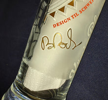 Lade das Bild in den Galerie-Viewer, 3er Komplett Set BIER~ GETRÄNKE~ SAMMELGLÄSER &quot;König von Deutschland Edition II&quot; &quot;Nr. 1, 2 &amp; 3 von 3&quot; - Hartglas, Mattiertes Tennisspieler Person Mann Bier Unterschriften Firma Aufschrift Symbol Motiv Dekor, Til Schweiger &amp; Boris Becker Designer
