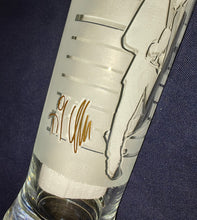 Lade das Bild in den Galerie-Viewer, 3er Komplett Set BIER~ GETRÄNKE~ SAMMELGLÄSER &quot;König von Deutschland Edition II&quot; &quot;Nr. 1, 2 &amp; 3 von 3&quot; - Hartglas, Mattiertes Tennisspieler Person Mann Bier Unterschriften Firma Aufschrift Symbol Motiv Dekor, Til Schweiger &amp; Boris Becker Designer
