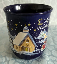 Lade das Bild in den Galerie-Viewer, GLÜHWEINTASSE - Keramik / Steingut, Winterschnee Menschen Haus Häuser Frohe Weihnachten Aufschrift Motiv Dekor
