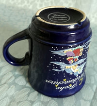Lade das Bild in den Galerie-Viewer, GLÜHWEINTASSE - Keramik / Steingut, Winterschnee Menschen Haus Häuser Frohe Weihnachten Aufschrift Motiv Dekor
