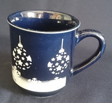 Lade das Bild in den Galerie-Viewer, 2er Set GLÜHWEINTASSEN - Keramik / Steingut, Weihnachtskugeln Sterne Schneeflocken Aufschrift Motiv Dekor
