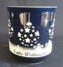 Lade das Bild in den Galerie-Viewer, 2er Set GLÜHWEINTASSEN - Keramik / Steingut, Weihnachtskugeln Sterne Schneeflocken Aufschrift Motiv Dekor
