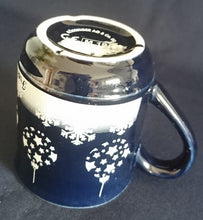 Lade das Bild in den Galerie-Viewer, 2er Set GLÜHWEINTASSEN - Keramik / Steingut, Weihnachtskugeln Sterne Schneeflocken Aufschrift Motiv Dekor
