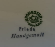 Lade das Bild in den Galerie-Viewer, SPEISETELLER &quot;Frieda&quot; - Porzellan, Breiter 3farbiger Rand Motiv Dekor, Handgemalt / Hand painted
