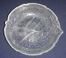 Lade das Bild in den Galerie-Viewer, DESSERTSCHALE - Hartglas, Geschliffenes Adriges Geäst Blatt Motiv Dekor
