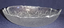 Lade das Bild in den Galerie-Viewer, DESSERTSCHALE - Hartglas, Geschliffenes Adriges Geäst Blatt Motiv Dekor
