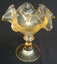 Lade das Bild in den Galerie-Viewer, EISBECHER - Hartglas, Linien Geriffelte Blütenform Relief Form Motiv Dekor

