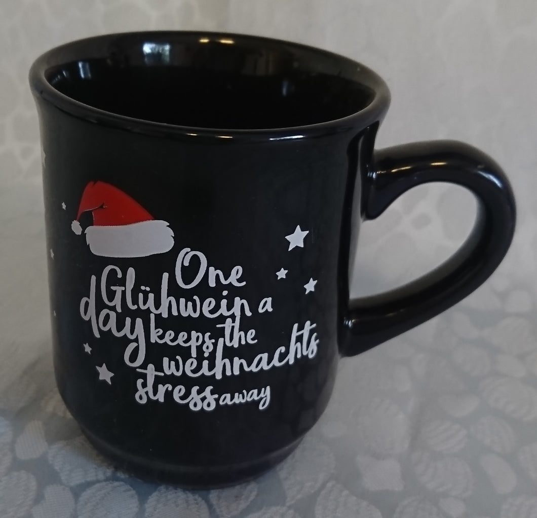GLÜHWEINTASSE - Keramik / Steingut, Weihnachtsmann Mütze Sterne Aufschrift Motiv Dekor