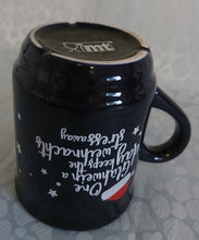 Lade das Bild in den Galerie-Viewer, GLÜHWEINTASSE - Keramik / Steingut, Weihnachtsmann Mütze Sterne Aufschrift Motiv Dekor
