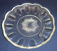 Lade das Bild in den Galerie-Viewer, DESSERTSCHALE (2 Kammer) - Hartglas, Sonnenstern Innerer Linien Relief Ovale Kreise Motiv Dekor
