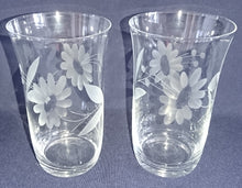 Lade das Bild in den Galerie-Viewer, 2er Set GETRÄNKEGLÄSER - Hartglas, Geschliffen Flora Blumenblüten Blatt Blätter Pflanzen Motiv Dekor
