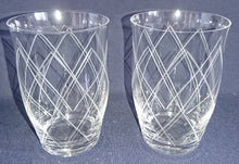 Lade das Bild in den Galerie-Viewer, 2er Set GETRÄNKEGLÄSER - Hartglas, Geschliffen Linien Streifen Karo Motiv Dekor
