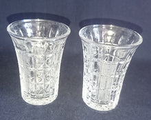 Lade das Bild in den Galerie-Viewer, 2er Set SHOT~ KURZE~ SCHNAPS~ GETRÄNKEGLAS - Kristallglas, Geometrisches Punkte Linien Streifen Kreuze Punkte Reliefschliff Motiv Dekor
