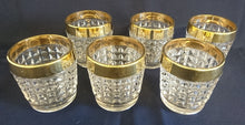 Lade das Bild in den Galerie-Viewer, 2er Set WHISKEY~ WHISKY~ GETRÄNKEGLÄSER - Hartglas, Breiter Goldrand Viereck Quadrat Karo Relief Motiv Dekor
