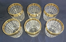 Lade das Bild in den Galerie-Viewer, 2er Set WHISKEY~ WHISKY~ GETRÄNKEGLÄSER - Hartglas, Breiter Goldrand Viereck Quadrat Karo Relief Motiv Dekor
