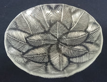 Lade das Bild in den Galerie-Viewer, DESSERTSCHALE - Hartglas, Flora Blatt Blätter Pflanzen Relief Motiv Dekor
